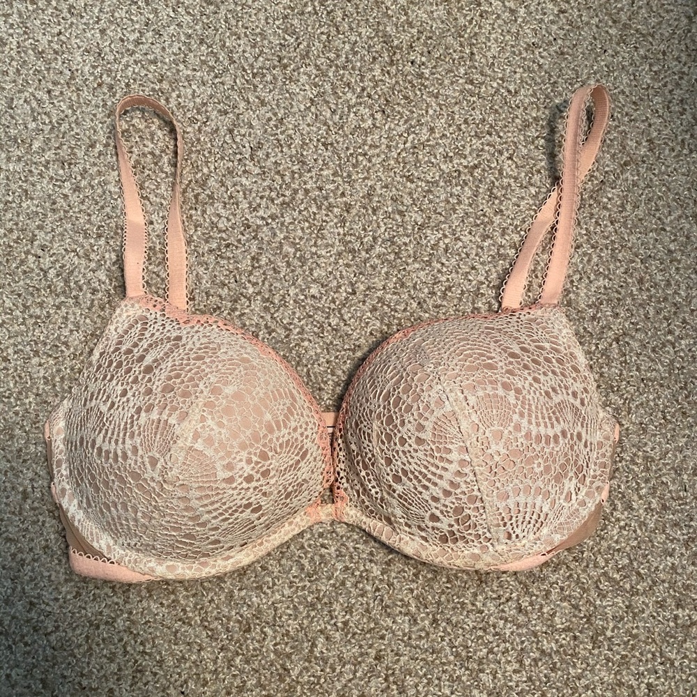 Victoria’s Secret 32DD Nude/Light Pink Bra